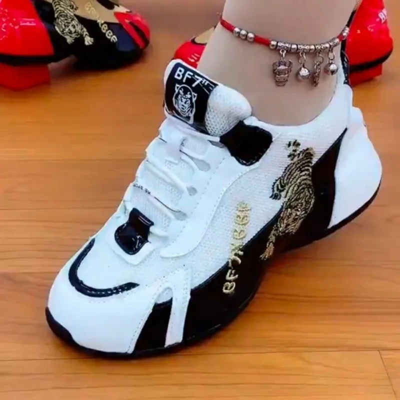 Women's Auspicious Tiger Embroidery Low-top Sports Shoes