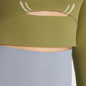 Y2K Inspired Cropped Workout Top with Cutout Detail for Gym and Running